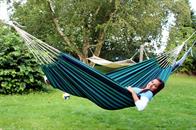 Stofhaengekoeje udfoert i groen-blaa striber