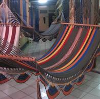 Dekorativ multifarvet net-hængekøjer med tværpinde