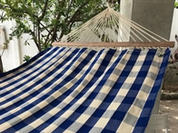 Trendy ternet hængekøje i blå og naturhvid med træbarre