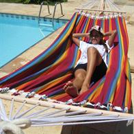 Hængekøje i stribet stof med tværpinde 